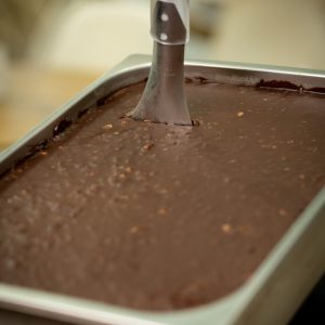 Mesclado Mandorlito: chocolate meio amargo misturado com amêndoas pralinê, uma combinação cremosa e irresistível para você.